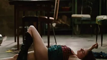 Des collants déchirés dans une fille timide aux yeux serrés et ont été battus japonais gay porno par des membres du préservatif sur le ballon