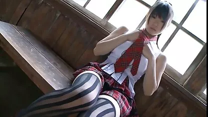 Maîtresse dormait dans dessin animé japonais sexe les vêtements, il a été réveillé par un jeune Turc, après avoir enterré sa bite à travers son pantalon dans son chapeau