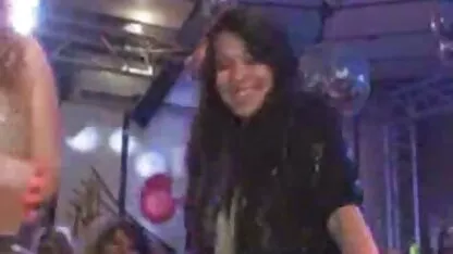 Ivre homme avec des seins accroché bite à film japonais sexe sucer gros homme pour un verre de vodka