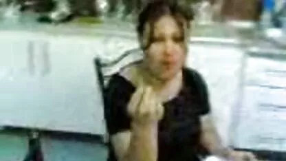 Un entraîneur chauve serre les athlètes aux mamelons en guise de punition et lui donne l'énorme faute film x japonaises dans la bouche