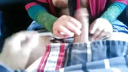 Le Gardien du centre commercial baise son collègue dans les toilettes film x gratuit japonais sur le canapé jaune