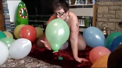 Un vendeur bas d'un magasin de vêtements en vérifiant les organes dessin animé japonais porno génitaux du modèle et en soufflant les articulations avec le vagin Maigre