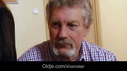 Brunette en bottes de cuir avec vagin rose avec un insouciant mettre son cul dans la bite lisse porno japonais bizarre