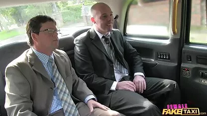 Les étudiants passent l'examen qui est humiliant, en lavant film sex japonais chaque vagin sur le dessus de l'herbe