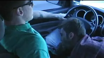 Matyurka se pencha et le gars vu sous la jupe courte d'elle est une chatte à peine couverte de lin rose, et quand il répare l'évier, salope déverrouiller vos mouches lui et sucer la grosse bite de lui filmpornojaponais et après réparation veulent le payer avec sa chatte