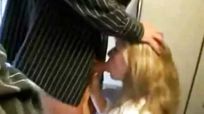 Une blonde, brillante en lingerie mise belle pour porno japonais dans le bus aller trouver l'homme d'elle autour de la maison et trouver un chien qui suce immédiatement le gros de lui et voulait le mettre sur sa chatte pour faire l'amour, profond et brutal