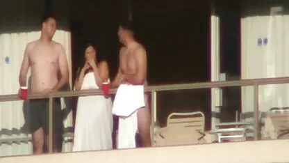 Vieux bâtard peeks à jeune stepons après une douche et masturbe film prono japonais à la bas de la porte