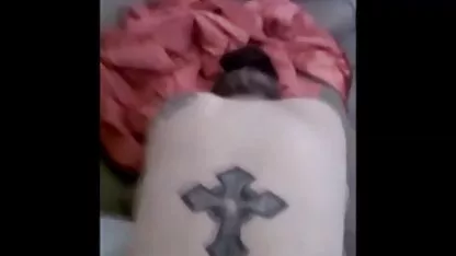 44 les hommes en un film porno japonais une demi-heure ont fini sur le visage, la bouche, et un bol plein de mort, qui sont forcés de boire