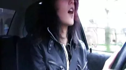 Il a perdu sa femme à cause de la carte d'un ami et il lui a menti, elle ne veut pas, mais son mari buvait du vin et regardait leur sexe japonais massage porno