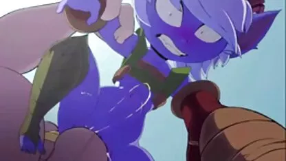 Bébé le porno japonais artistique avec des seins, comme une balle-une grosse balle, trayant devant la caméra, Assis sur une balançoire dans la Cour