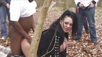 Le propriétaire ne détourne pas la vue du serveur site porno japonais impuissant et renifle son vagin