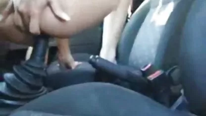 Lesbukha s'ennuie en caressant la fille, alors elle s'allonge sur le fond de la machine inclinée afin qu'elle puisse creuser son cul porno de japonais