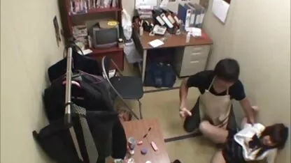 Ssykuhi pisser dans la site japonais porno mer accroupie et tirant ses lèvres avec les mains