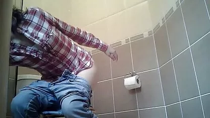 Chienne larmes en collants sur un gros cul, film de sexe japonais et a commencé à développer un trou anal avec un jouet sexe géant avant un combat de réjouissances, sauvage, dans lequel la salope est des hommes baise hard avec deux fois la pénétration dans le trou de son