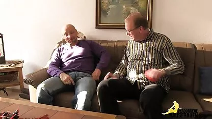 Un homme film porno japonais streaming chauve écraser crier bébé à la pointe latérale, et elle caressa le vagin avec les mains mouillées