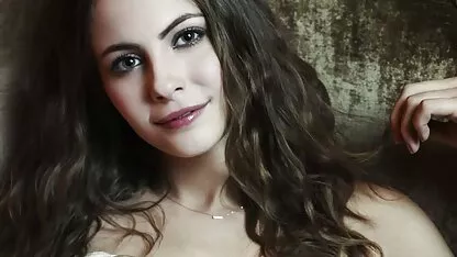 Il frotta son manga porno japonais chapeau avec un doigt sous la serviette après une douche, regarda autour de la porte de la pièce