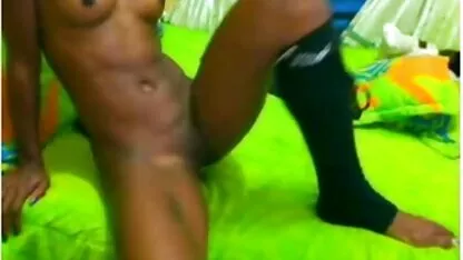 Le mari suce un membre de l'amant de sa femme et a commencé à photographier devant la caméra, alors qu'ils se heurtent les uns aux autres porno japonais bus