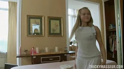 Les larves du nu éclaboussé dans l'eau et étirant leurs jambes devant l'homme, voir un membre d'un collant et dessin animé porno japonais lui a jeté son cul