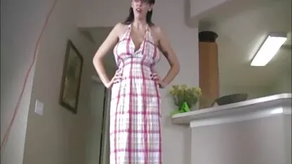 Pouces petits yeux avec un serré Poilu Pussi effectuer sur scène, debout dans diverses poses porno japonais non censuré et montrant les organes génitaux