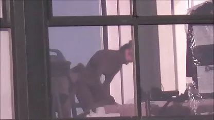 Busty dames avec film japonais de sex un sourire mal cracher un homme dans le cul dans une cage contre sa volonté