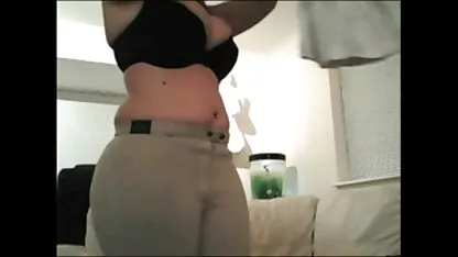 Présentateur de nouvelles avec la diffusion du film porn japonais pubis qui est cisaillé dans la chaîne américaine claque ses seins et rit