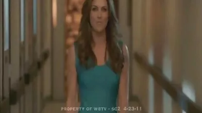 Un petit groupe d'hommes a frappé un jeune homme dans un vagin et une bouche avec des membres japonais bus porno solides