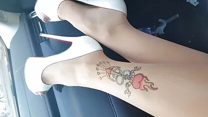 Maîtresse collant le jeune homme avec l'apparence de l'obscène après le x porno japonais travail et l'a déchiré dans un pet