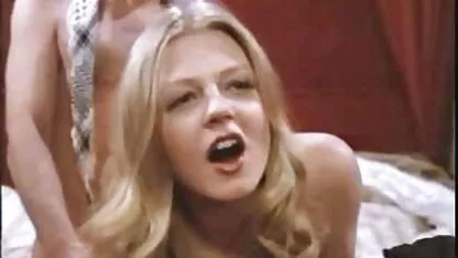 Beauté Nazira avec le membre film prono japonais dans sa bouche espiègle sucer son petit ami alors que son ancêtre n'était pas à la maison