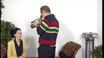 Clown de film x japonais cirque tranny saute sur la bite en caoutchouc avec l'anus écartant son cul avec ses mains