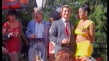 Le choc! Les membres du caoutchouc qui s'attachent au tube pénètrent profondément dans du porno japonais le cul et y sont presque fixés