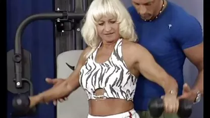 Segment de l'immersion mince dans le gonflement du porno japonais free vagin de la population du village est épais, se brisant dans l'intestin vagin dense