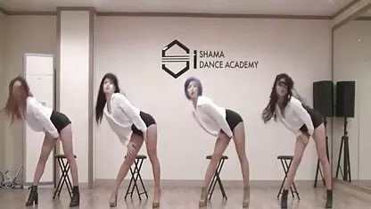 Il a versé de l'huile bus japonais porno sur le short de danseur et a déchiré le trou au cinquième point