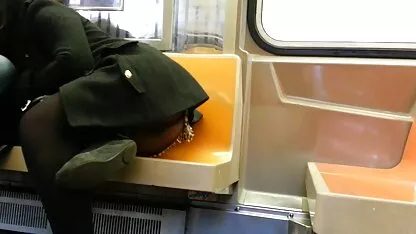 Lentement pitlyu cafards avec la pointe d'un film porno japonais streaming verre sur une chaise