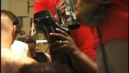 Dans une fille de café tenant un épi de maïs bouilli dans sa bouche et a commencé à le sucer comme une bite, en regardant de manière ludique son petit ami et porno japonais manga lui comprendre sa suggestion et traîner la chienne aux toilettes où elle lui donne la succion et le gars la baise.