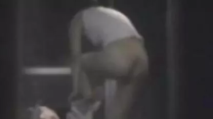 Ses deux amis sont irrités parce que un film porno japonais la lecture du roman érotique et des mots de chaque personne se couche, se masturbe, jusqu'à ce qu'ils réalisent ce qu'ils font et enlèvent vos vêtements, léchant et caressant leur sœur, jusqu'à ce que le frère de l'un des chiens qui avait baisé les deux pour ne pas choquer rebondir à nouveau